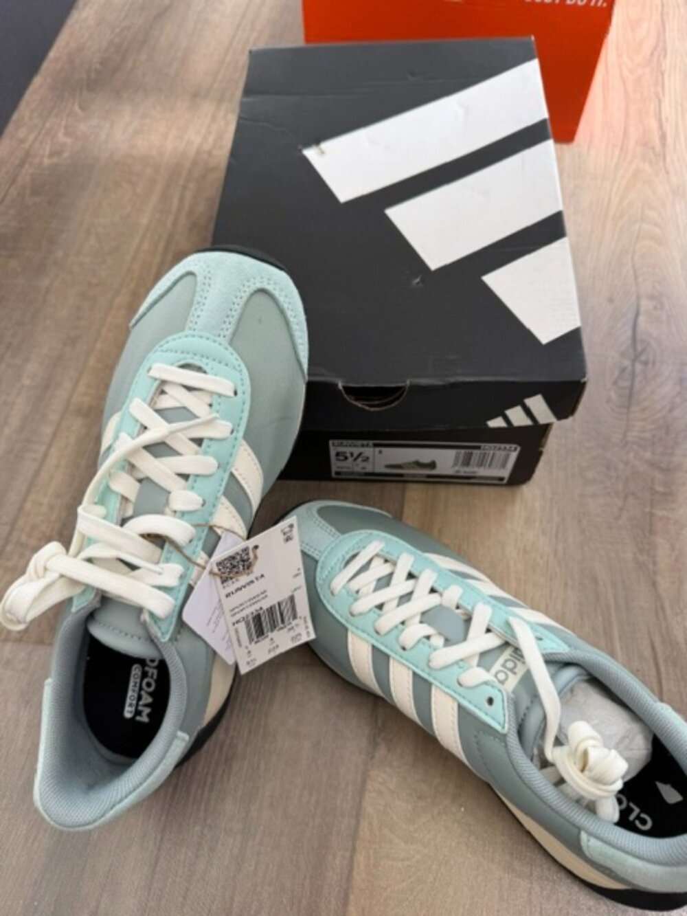 Adidas Women's Cloud Foam Fashion Sneakers Sz. 5.5 HQ2334 Never Worn - Box is sl